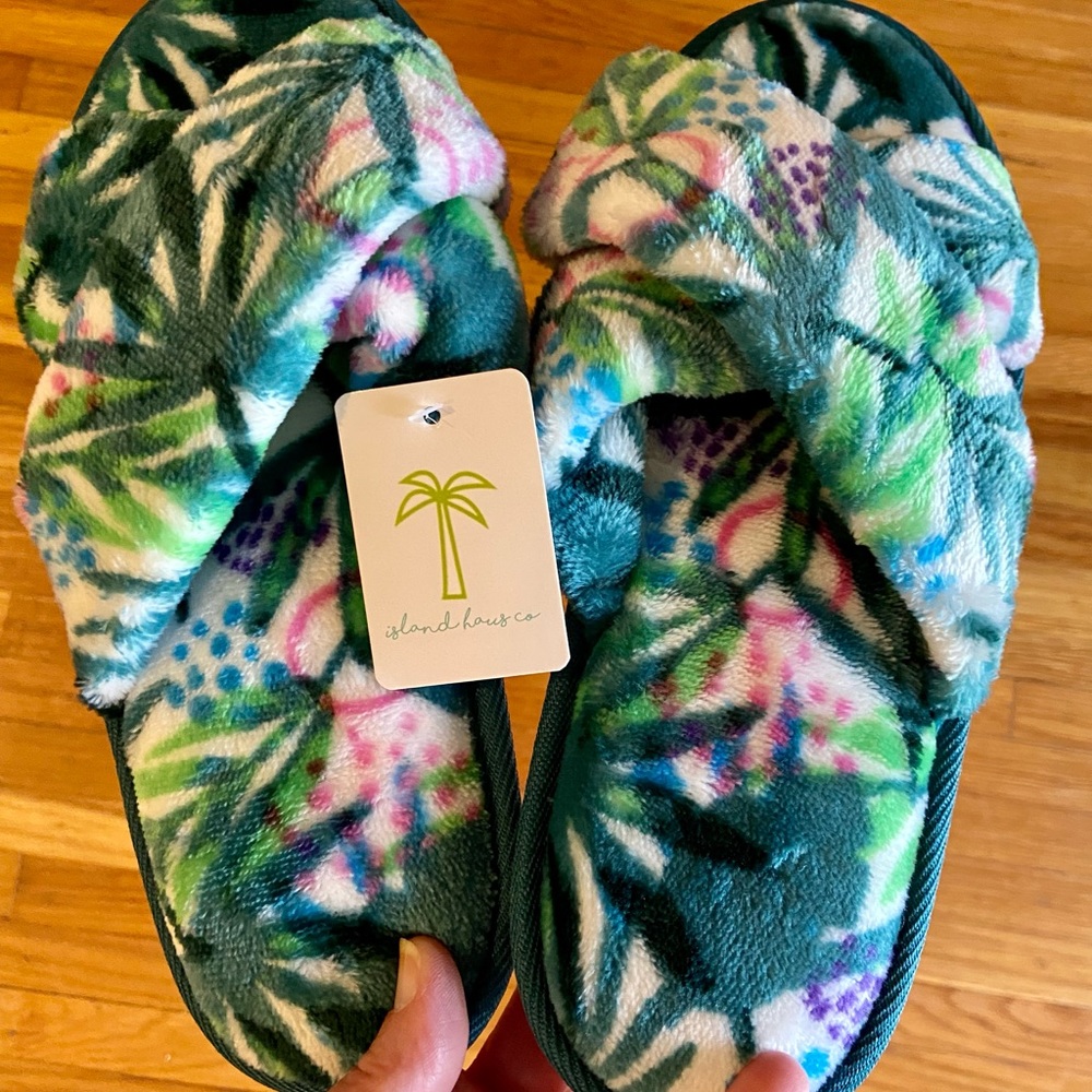 Slippers from Island Haus Co., size S/M (7-8) new with tags. Beachly exclusive.
